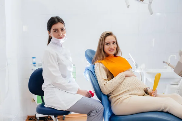 Profesjonalny Dentysta Leczy Bada Jamy Ustnej Ciężarnej Dziewczyny Nowoczesnym Gabinecie — Zdjęcie stockowe