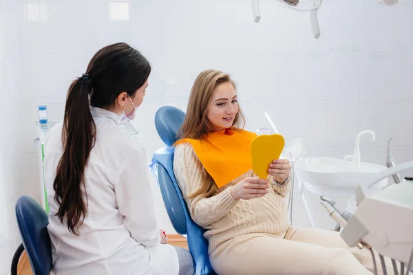 Ένας Επαγγελματίας Οδοντίατρος Αντιμετωπίζει Και Εξετάζει Στοματική Κοιλότητα Ενός Έγκυου — Φωτογραφία Αρχείου