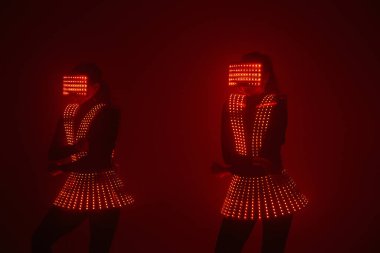 UV kostümlü iki seksi disko dansçısı. Partiler ve danslar.