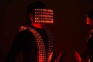 UV kostümlü iki seksi disko dansçısı. Partiler ve danslar.