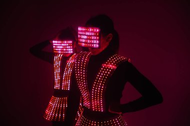 UV kostümlü iki seksi disko dansçısı. Partiler ve danslar.