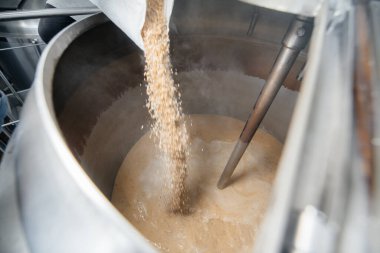 Bira yapmak için bir kabın içine malt doldurma işlemi. Geleneksel demleme.