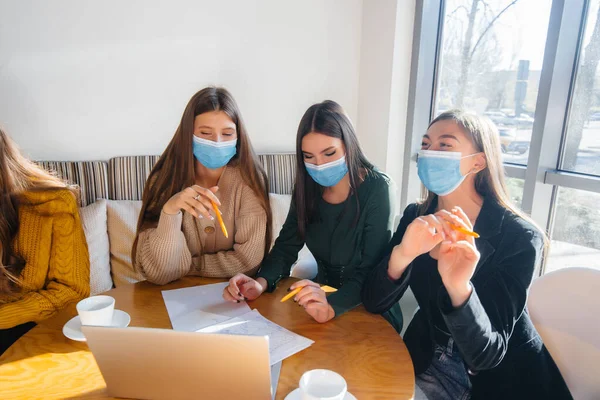 Grupo Chicas Con Máscaras Sientan Café Trabajan Computadoras Portátiles Enseñar — Foto de Stock