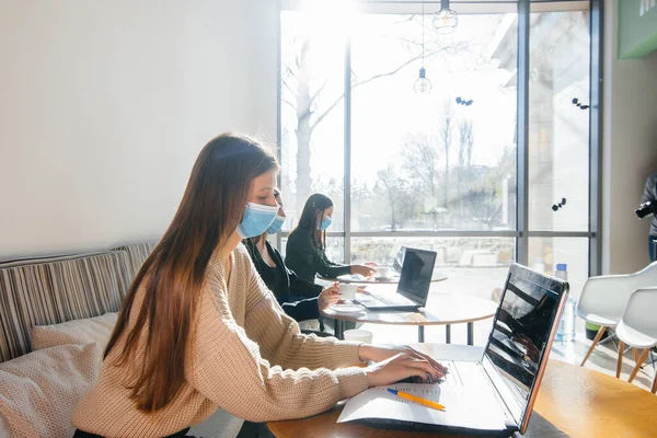 Eine Gruppe Maskierter Mädchen Hält Einem Café Soziale Distanz Wenn — Stockfoto