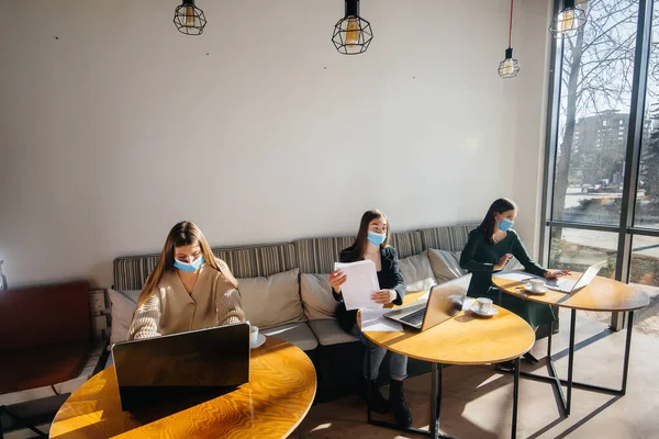 Bir Grup Maskeli Kız Dizüstü Bilgisayarlarla Çalışırken Bir Kafede Sosyal — Stok fotoğraf