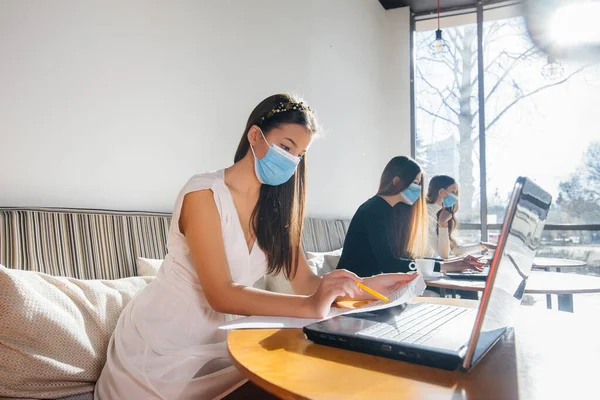 Grupo Chicas Enmascaradas Mantienen Una Distancia Social Café Cuando Trabajan — Foto de Stock