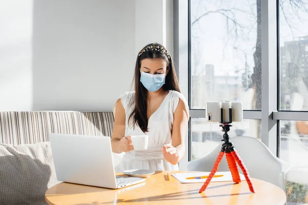 Une Jeune Fille Est Assise Dans Café Dans Masque Dirige — Photo