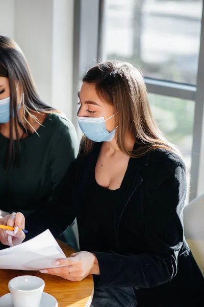 Grupo Chicas Con Máscaras Sientan Café Trabajan Computadoras Portátiles Enseñar — Foto de Stock