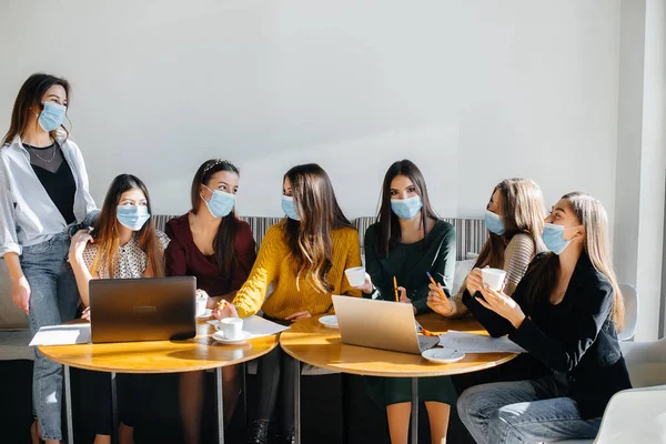 Maskeli Bir Grup Kız Bir Kafede Oturup Dizüstü Bilgisayarlarla Çalışıyor — Stok fotoğraf