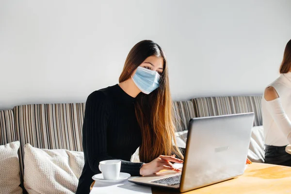 Eine Gruppe Maskierter Mädchen Hält Einem Café Soziale Distanz Wenn — Stockfoto