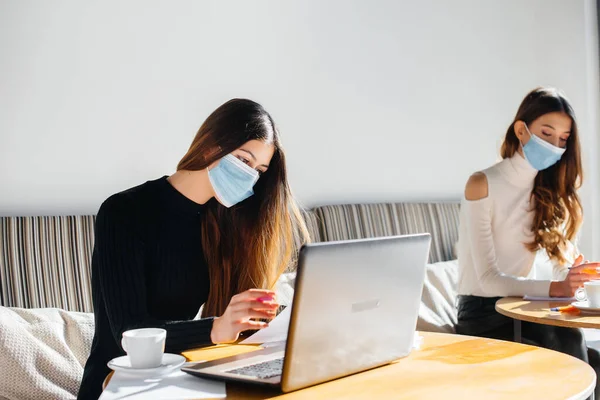 Eine Gruppe Maskierter Mädchen Hält Einem Café Soziale Distanz Wenn — Stockfoto