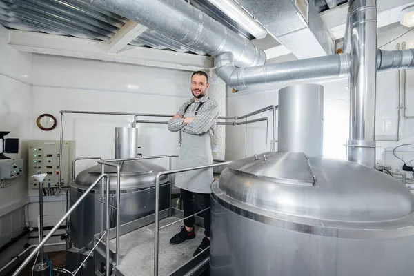 Молодий Чоловічий Пивоварний Завод Займається Процесом Пивоваріння Невеликій Пивоварні Виробництво — стокове фото