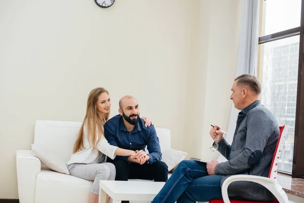 Genç Mutlu Evli Bir Çift Terapi Seansında Bir Psikologla Konuşuyor — Stok fotoğraf