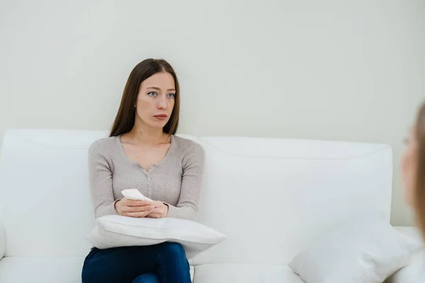 Ein Junges Mädchen Während Einer Depression Kommuniziert Mit Einem Psychologen — Stockfoto