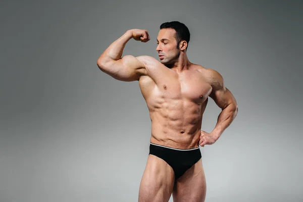 Jovem Atleta Fisiculturista Posa Estúdio Topless Mostrando Seus Abdominais Músculos — Fotografia de Stock