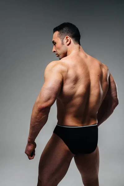 Giovane Atleta Bodybuilder Posa Topless Studio Indietro Sport — Foto Stock