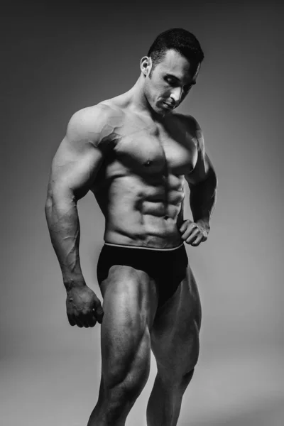 Giovane Atleta Bodybuilder Posa Topless Studio Mostrando Suoi Addominali Muscoli — Foto Stock