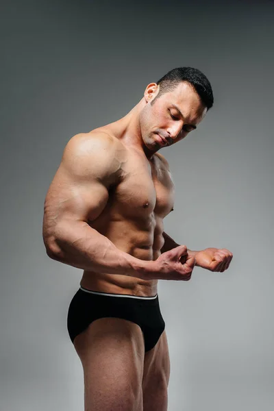 Ein Junger Bodybuilder Posiert Oben Ohne Studio Und Zeigt Seinen — Stockfoto