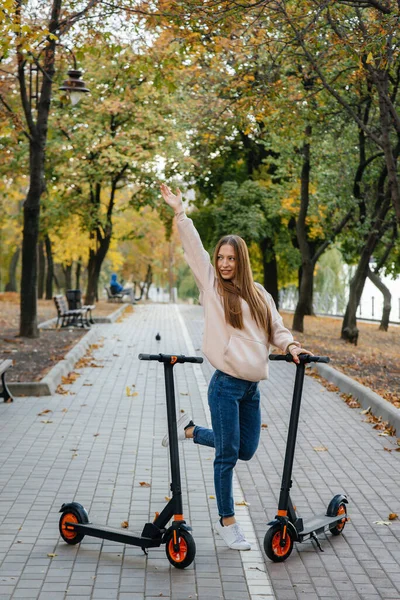 Fiatal Gyönyörű Lány Lovaglás Parkban Elektromos Robogók Egy Meleg Őszi — Stock Fotó