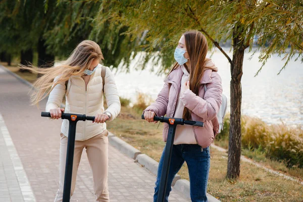 Deux Jeunes Belles Filles Masquées Font Scooter Électrique Dans Parc — Photo