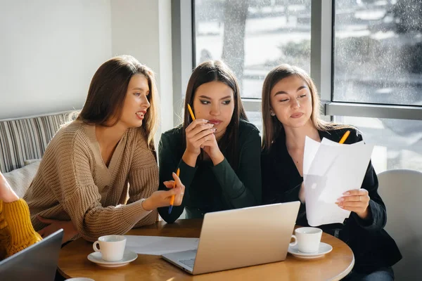 Bir Grup Genç Kız Ofiste Oturup Bilgisayar Başında Çalışıyor Letişim — Stok fotoğraf