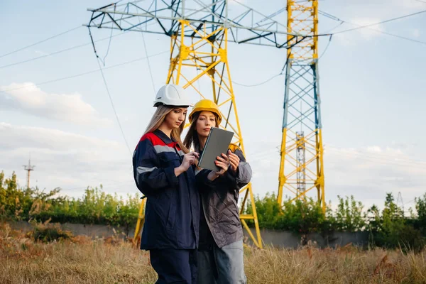 Coletivo Mulheres Funcionários Energia Conduz Uma Inspeção Equipamentos Linhas Poder — Fotografia de Stock