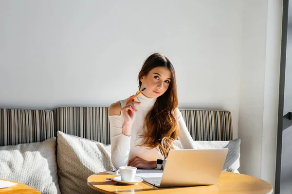 Genç Güzel Bir Kız Bir Kafede Oturuyor Bilgisayar Başında Çalışıyor — Stok fotoğraf