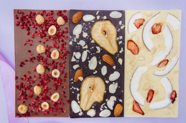 Parlak bir arka planda doğal el yapımı çikolata..