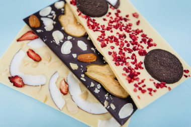 Parlak bir arka planda doğal el yapımı çikolata..