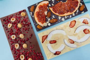 Parlak bir arka planda doğal el yapımı çikolata..