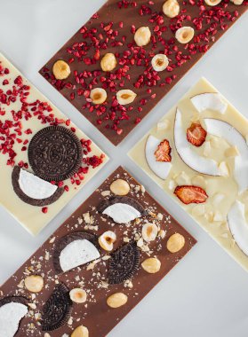 Parlak bir arka planda doğal el yapımı çikolata..