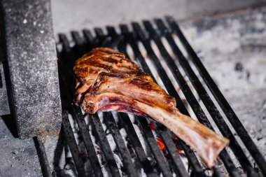 Sulu biftek bir restoranda ızgara olur. Izgarada kızarmış et var..