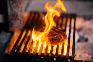 Sulu biftek bir restoranda ızgara olur. Izgarada kızarmış et var..