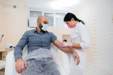 Dünya çapında bir salgın sırasında grip ve koronavirüs enfeksiyonuna karşı aşı. Bağışıklık sisteminin ve antikorların oluşumu.