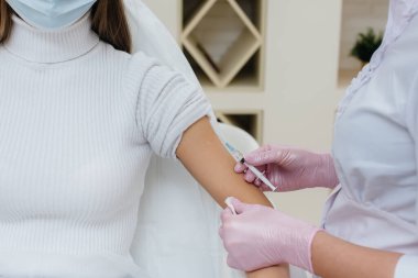 Dünya çapında bir salgın sırasında grip ve koronavirüs enfeksiyonuna karşı bir kızın aşısı. Bağışıklık sisteminin ve antikorların oluşumu.