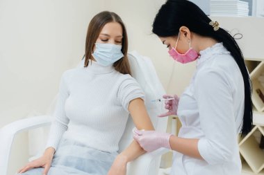 Dünya çapında bir salgın sırasında grip ve koronavirüs enfeksiyonuna karşı bir kızın aşısı. Bağışıklık sisteminin ve antikorların oluşumu.