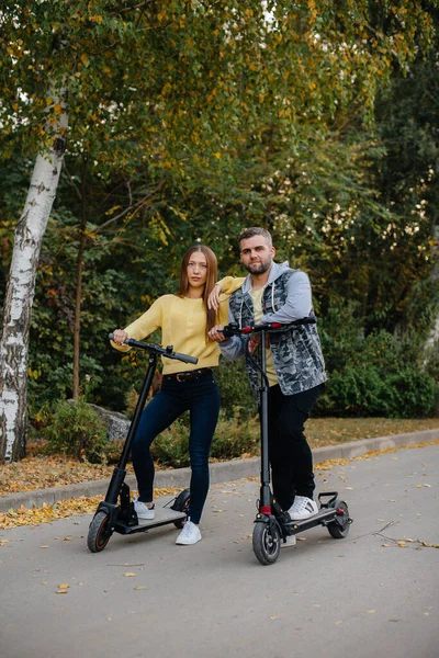 Een Jong Mooi Koppel Rijdt Elektrische Scooters Het Park Een — Stockfoto