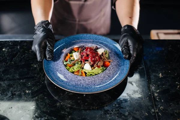 一名专业厨师在一家美食餐厅的特写镜头中 提供新鲜的西红柿和小牛肉蔬菜沙拉 并配以酱汁 — 图库照片