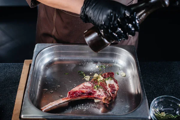 Profesionální Kuchař Papriky Šťavnatý Steak Čerstvého Kusu Masa Vaření Mca — Stock fotografie