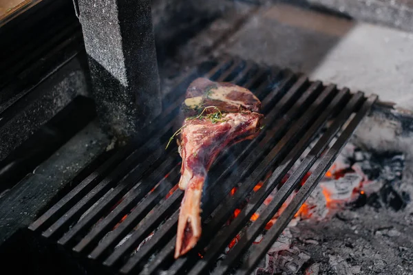 Šťavnatý Steak Griluje Restauraci Pečení Masa Ohni Grilu — Stock fotografie