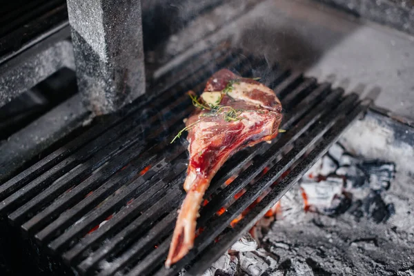 Šťavnatý Steak Griluje Restauraci Pečení Masa Ohni Grilu — Stock fotografie