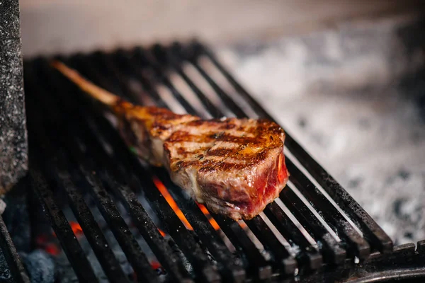 Šťavnatý Steak Griluje Restauraci Pečení Masa Ohni Grilu — Stock fotografie