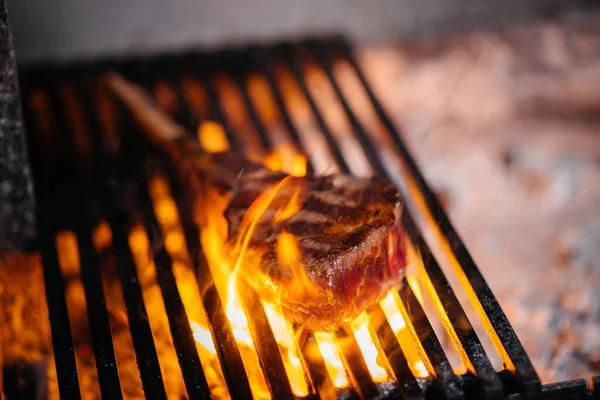 Einem Restaurant Wird Saftiges Steak Gegrillt Fleisch Feuer Auf Dem — Stockfoto