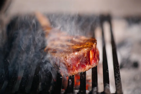 Bife Suculento Grelhado Num Restaurante Assar Carne Fogo Grelha — Fotografia de Stock