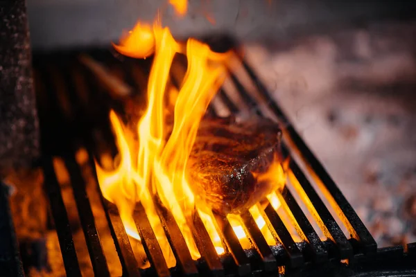 Šťavnatý Steak Griluje Restauraci Pečení Masa Ohni Grilu — Stock fotografie