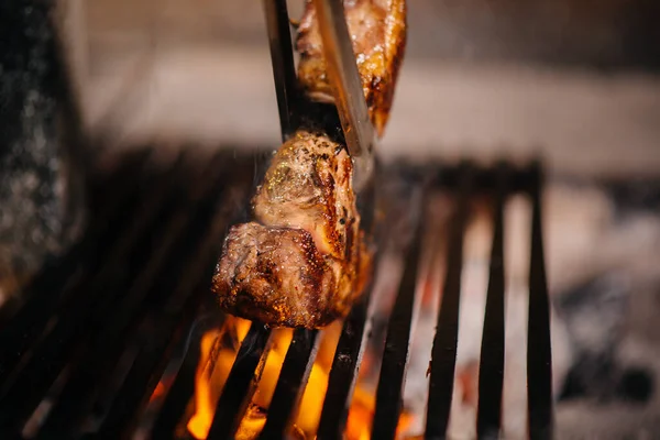 Bife Suculento Grelhado Num Restaurante Assar Carne Fogo Grelha — Fotografia de Stock