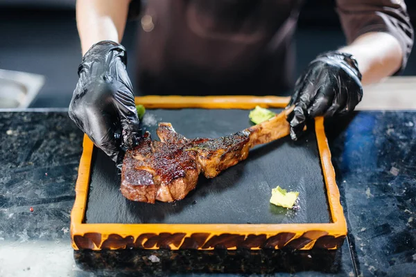Profesionální Kuchař Krásně Podává Šťavnatý Grilovaný Steak Máslem Kořením Grilované — Stock fotografie