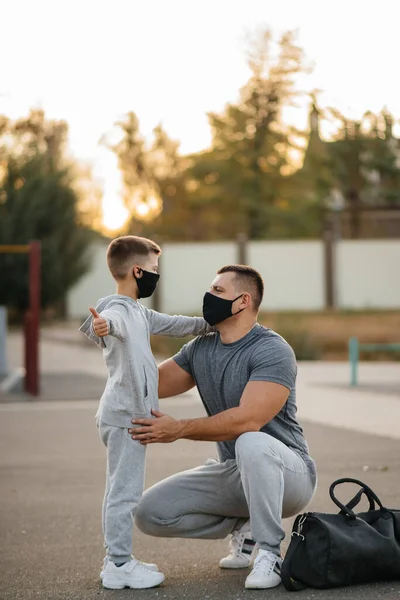 Pai Uma Criança Ficam Campo Esportivo Máscaras Após Treinamento Durante — Fotografia de Stock