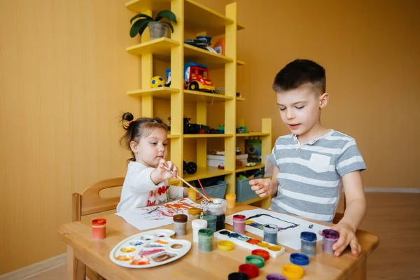 Niño Una Niña Juegan Juntos Pintan Recreación Entretenimiento Quédate Casa — Foto de Stock