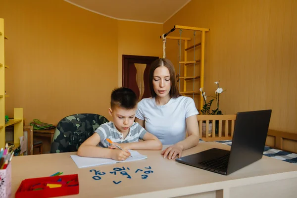 Una Madre Suo Figlio Sono Impegnati Nell Apprendimento Distanza Casa — Foto Stock